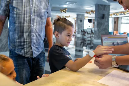 Receptionist helps family getting started with KiddoTag
